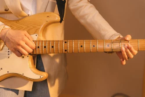 告五人《披星戴月的想你吉他谱》-E调-鹤唳吉他教室