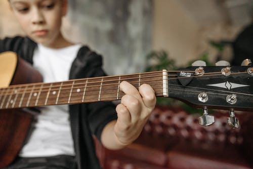 黄凯芹《雨中的恋人们吉他谱》-G调-深蓝雨吉他